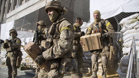 Quân đội Ukraine lục soát những tòa nhà khả nghi ở Slavyansk.